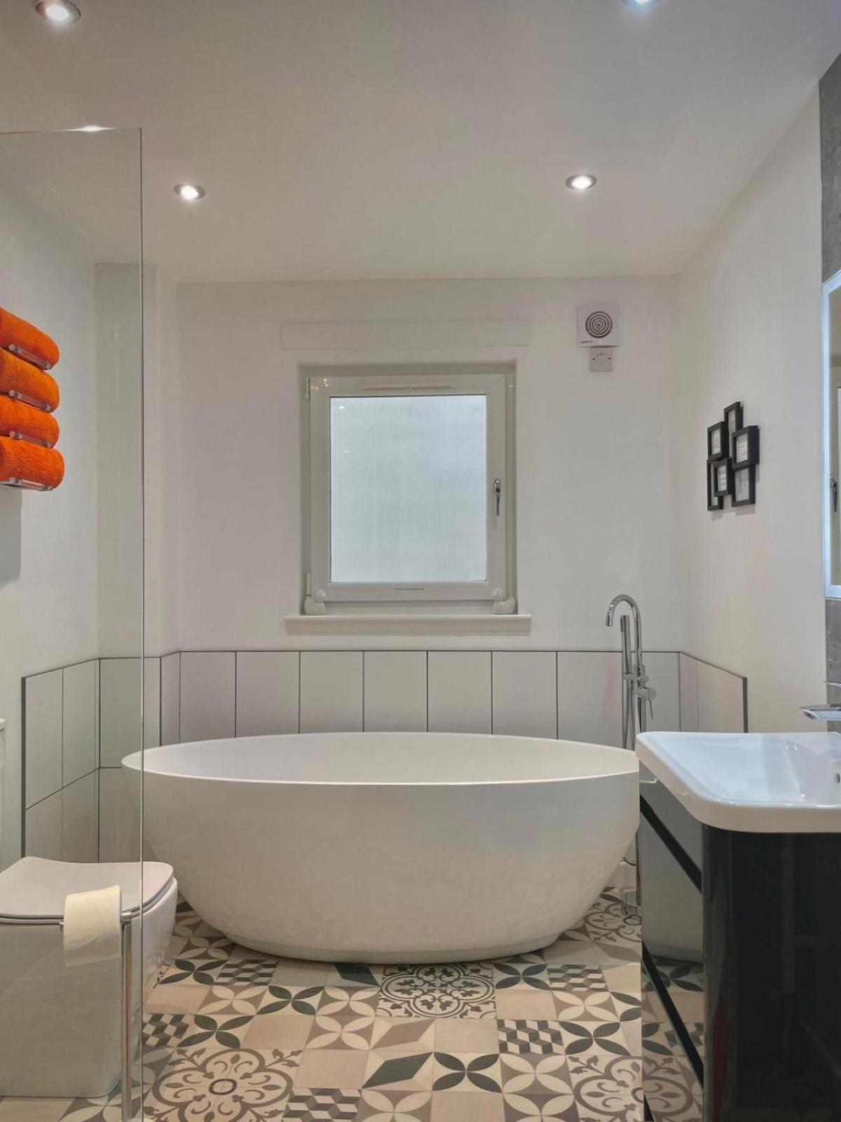 Bright 2-Bedroom Apartment With Parking In Montrose Exterior photo