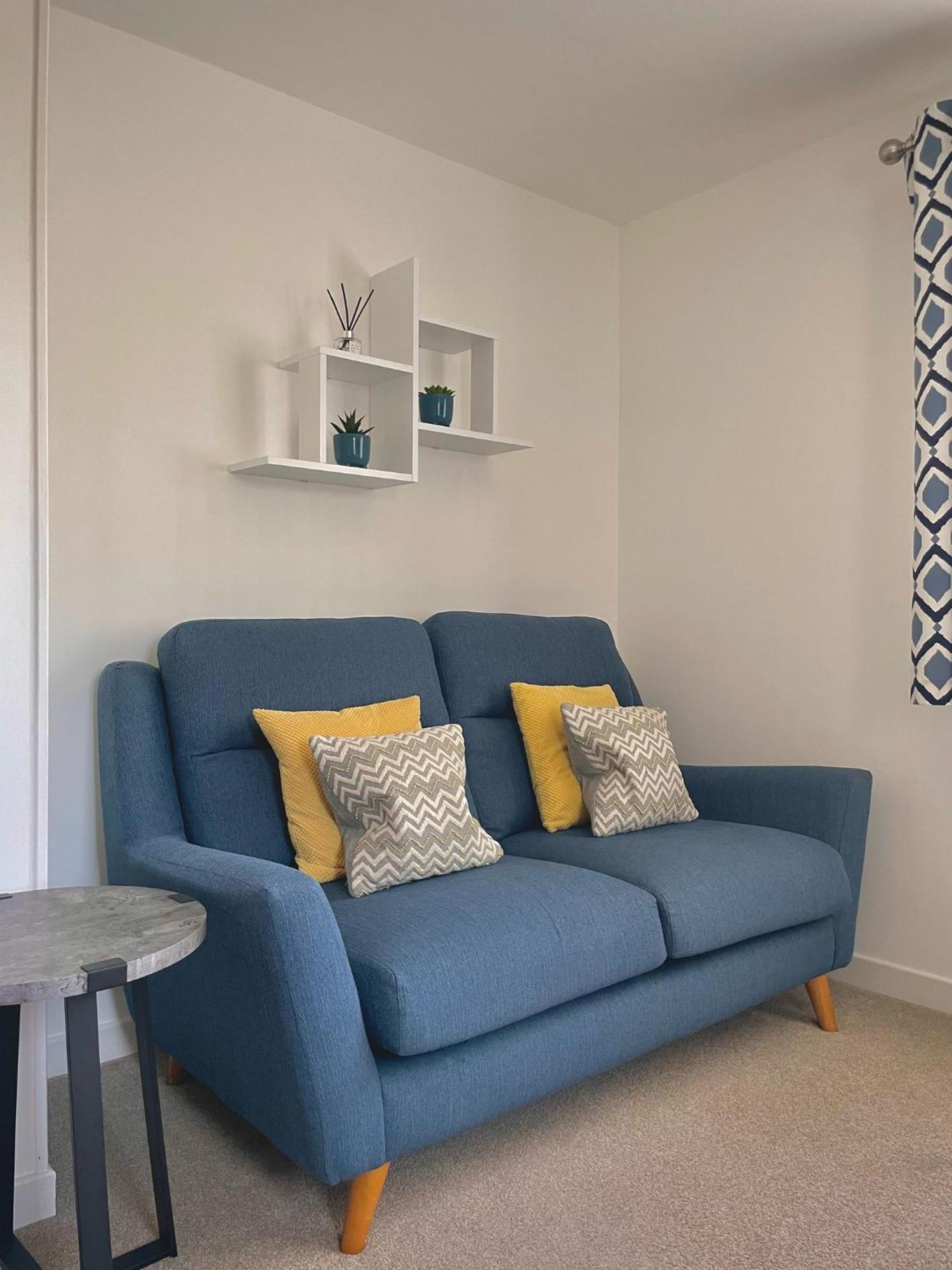 Bright 2-Bedroom Apartment With Parking In Montrose Exterior photo